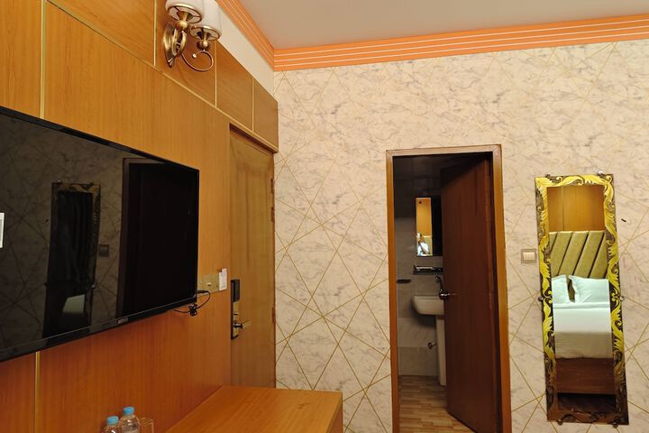 Room 8 of 9