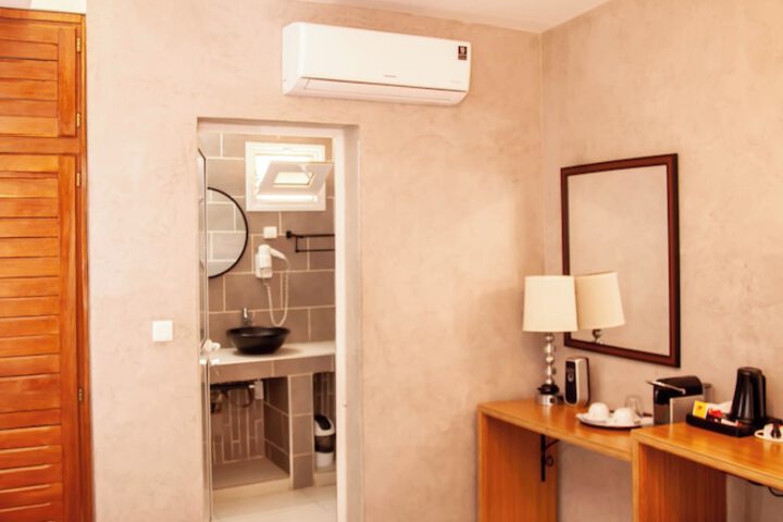 Room 27 of 35
