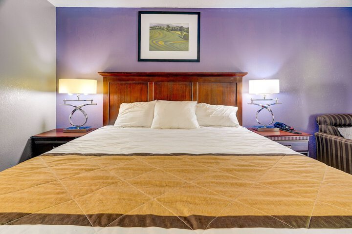 1 King Bed (3 of 9)