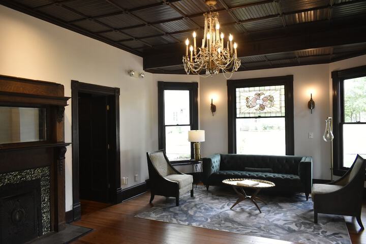 Lounge 37 of 43