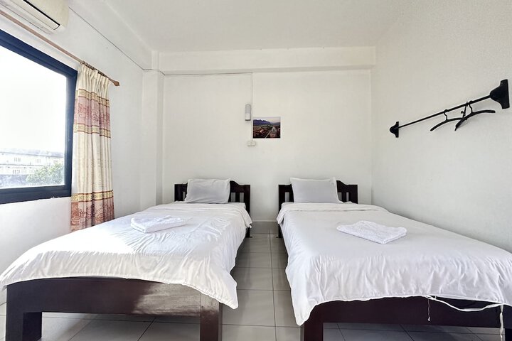 Room 6 of 12
