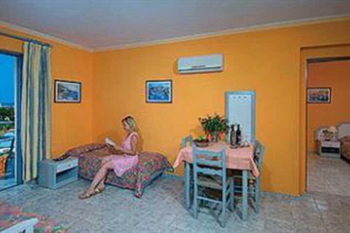 Room 4 of 8