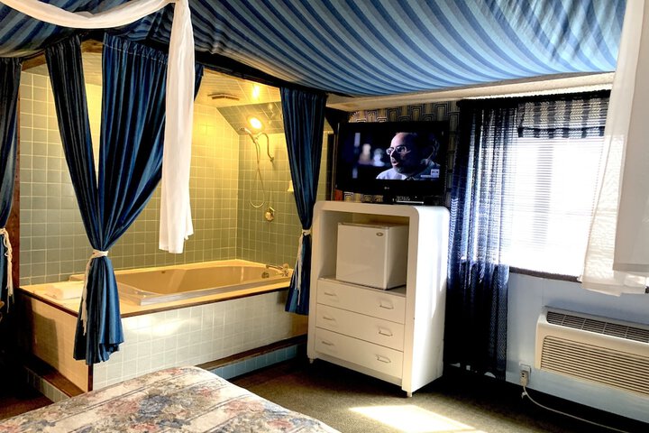 Blue King Bed Main Floor (24 of 180)