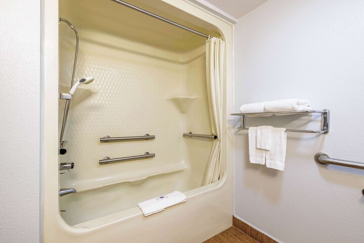 1 Queen Bed Micfridge (6 of 17)