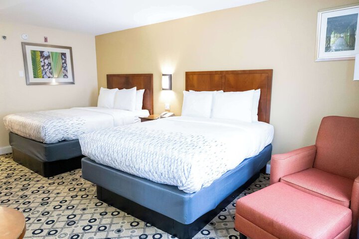 2 Queen Beds (2 of 5)