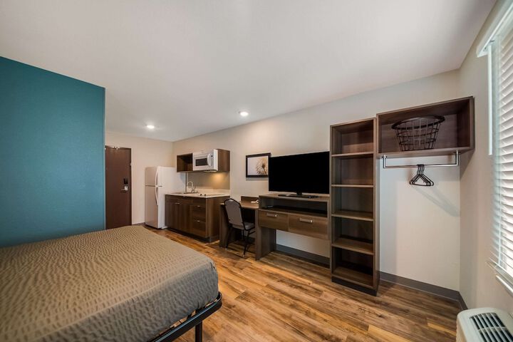 1 Queen Bed (8 of 12)