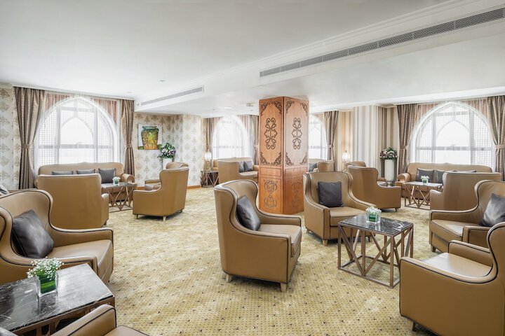 Lounge 40 of 44