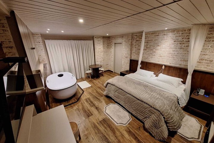 Room 64 of 82