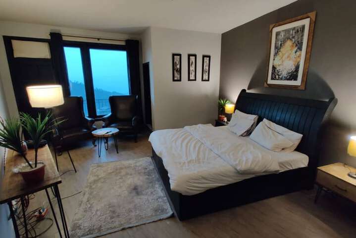 Room 4 of 16