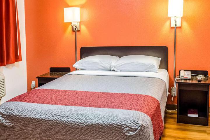 1 Queen Bed (6 of 8)