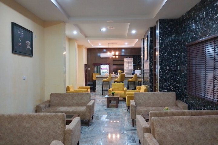 Lounge 42 of 51