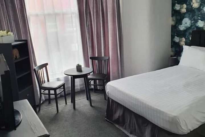 Room 11 of 48