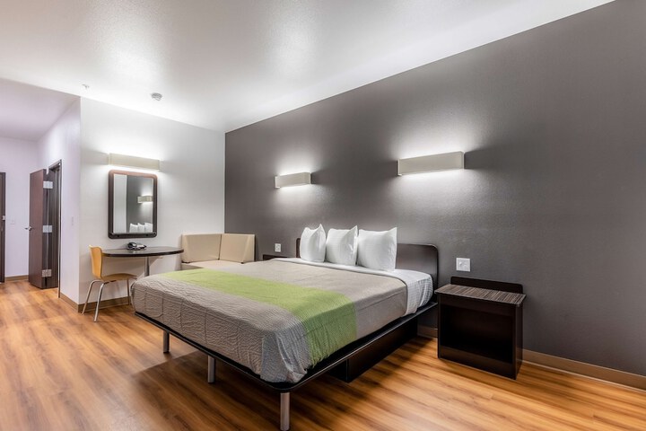 Deluxe King Room (3 of 9)