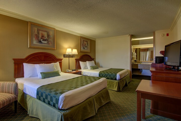 2 Queen Beds (10 of 16)