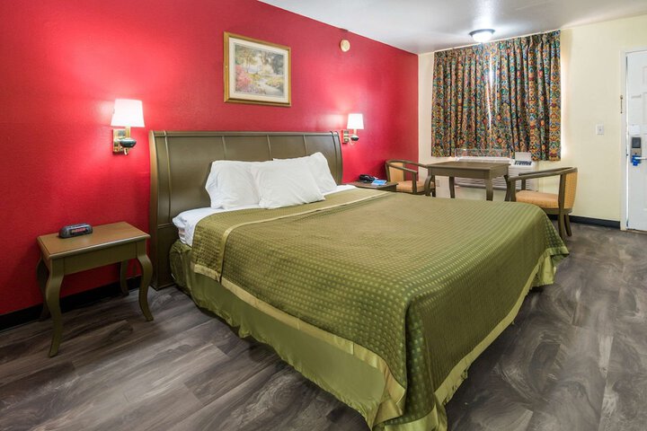 1 King Bed (6 of 6)