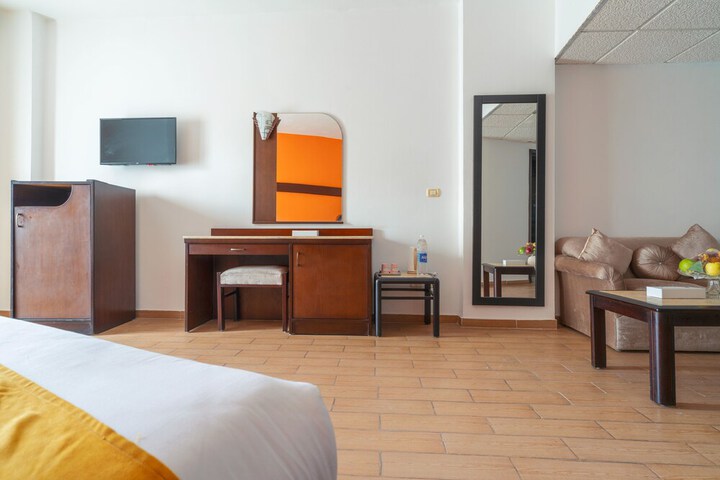 Room 11 of 37