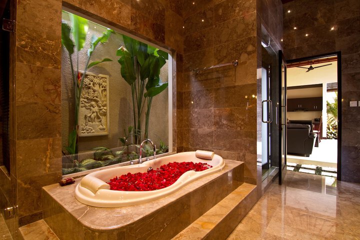 Deep soaking bathtub
