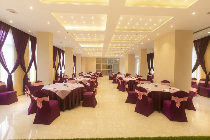 Ballroom/Hall 8 of 11