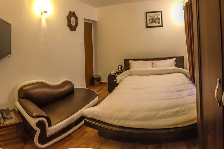 Room 11 of 16
