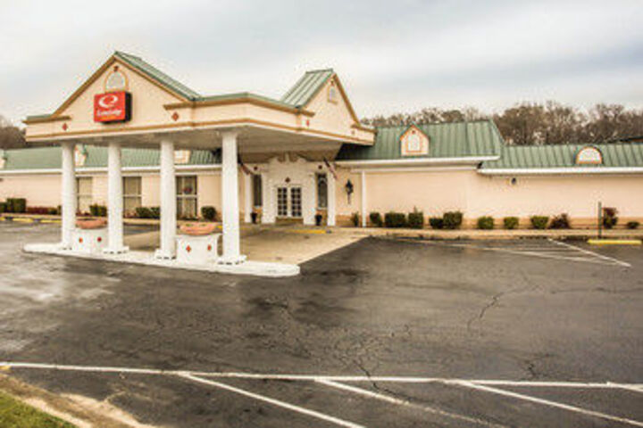 Exterior of Econo Lodge Inn & Suites