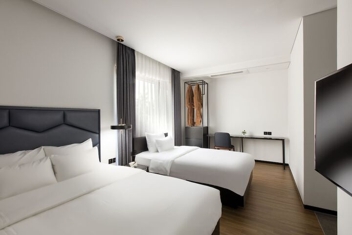 Room 8 of 19