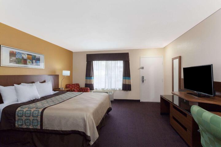 1 King Bed Mobility Hearing Impaired Accessible Room (3 of 6)