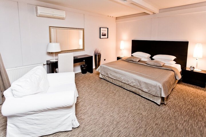 Room 4 of 39
