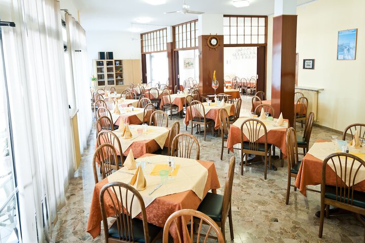 Dining 13 of 32