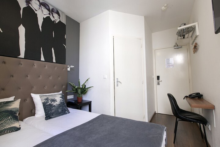 Room 6 of 100
