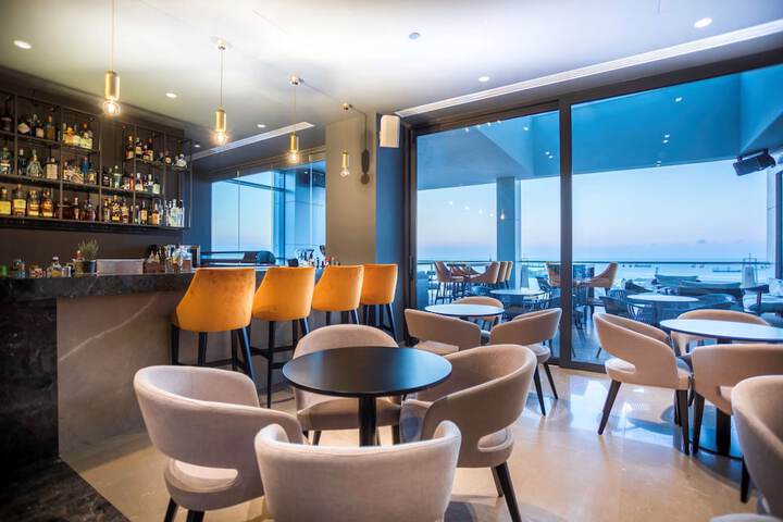 Lounge 103 of 165