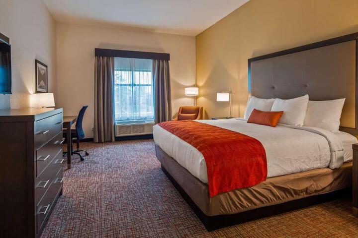 1 King Bed Flat Screen Television Work Desk Refrigerator High Speed Internet Accessible (2 of 17)