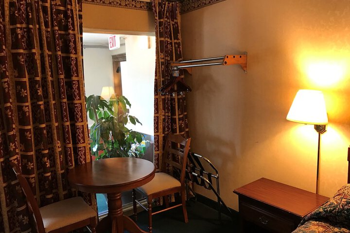 1 Queen Bed (9 of 9)