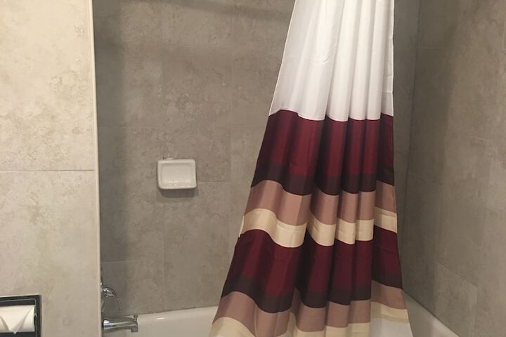 1 Queen Bed (4 of 14)
