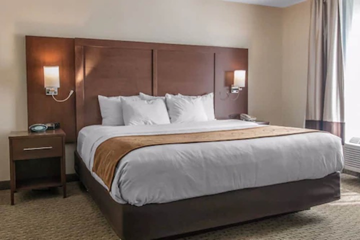 1 King Bed Suite Accessible (4 of 20)