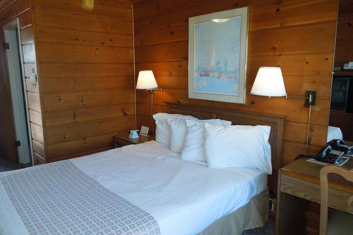 1 Queen Bed (12 of 20)