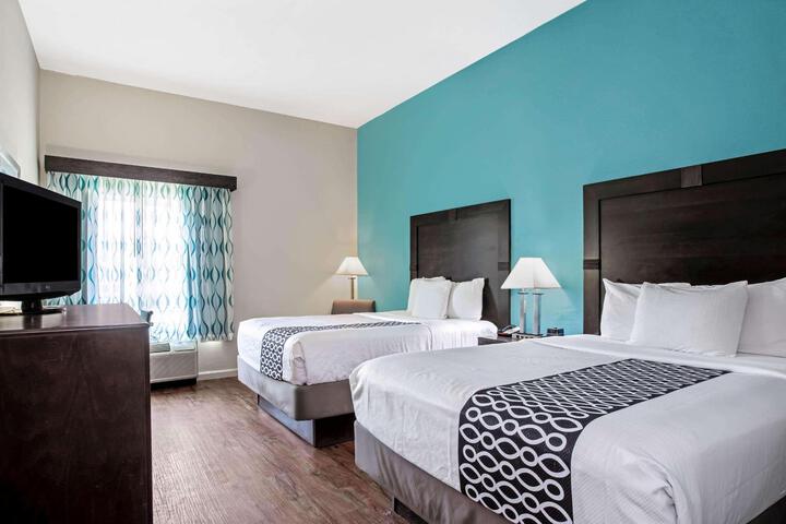 2 Queen Beds (2 of 6)