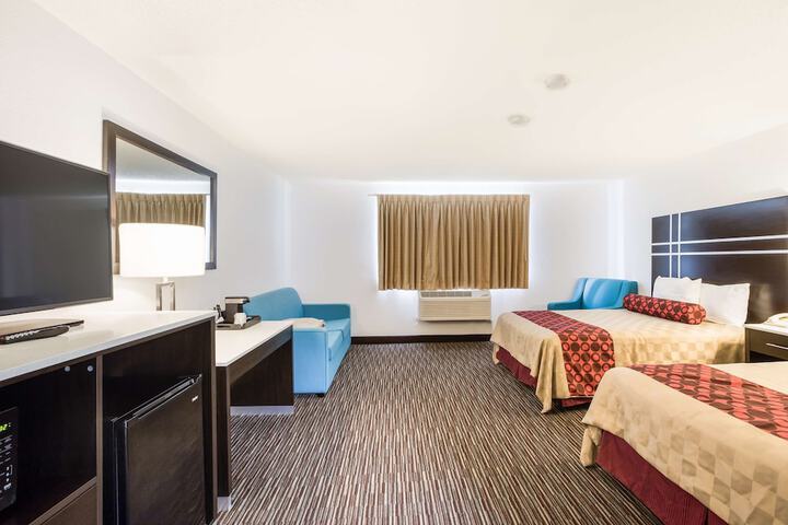 1 Queen Bed (2 of 13)