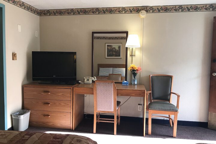1 Queen Bed (12 of 12)