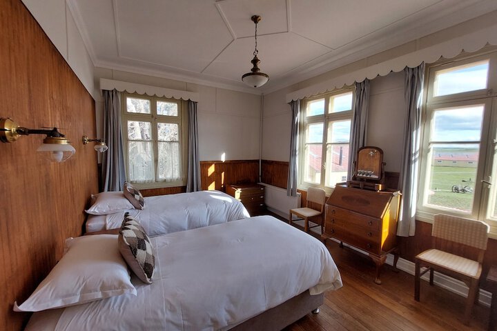Room 4 of 8
