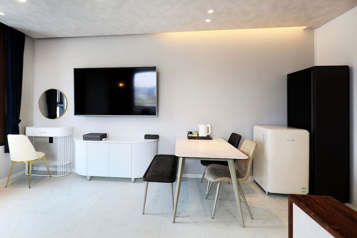 Room 50 of 61