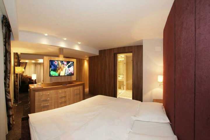 Room 12 of 38