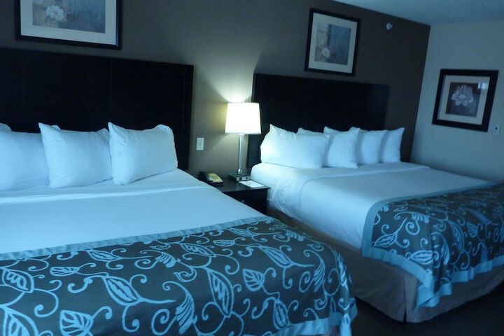 2 Queen Beds (7 of 13)