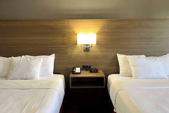 2 Double Beds (1 of 5)