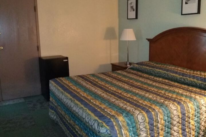 1 King Bed (4 of 5)