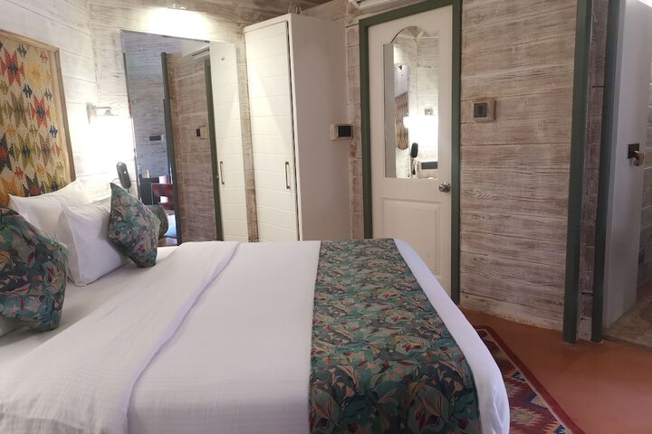 Room 9 of 32