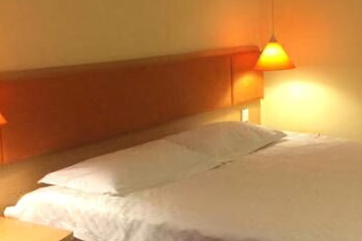 Room 3 of 7