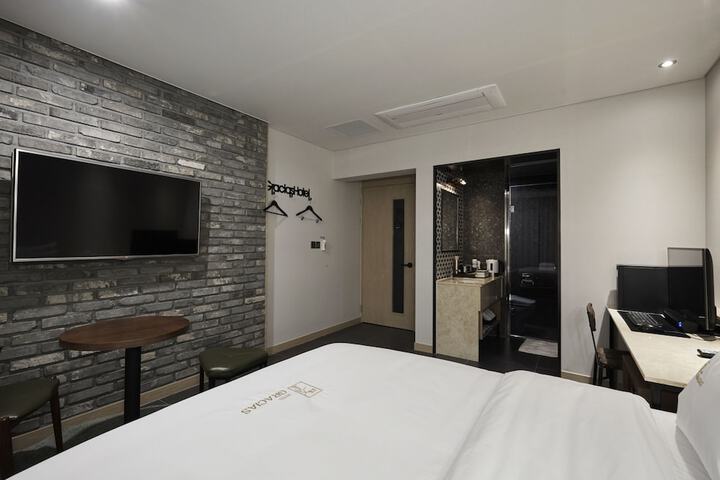 Room 7 of 110