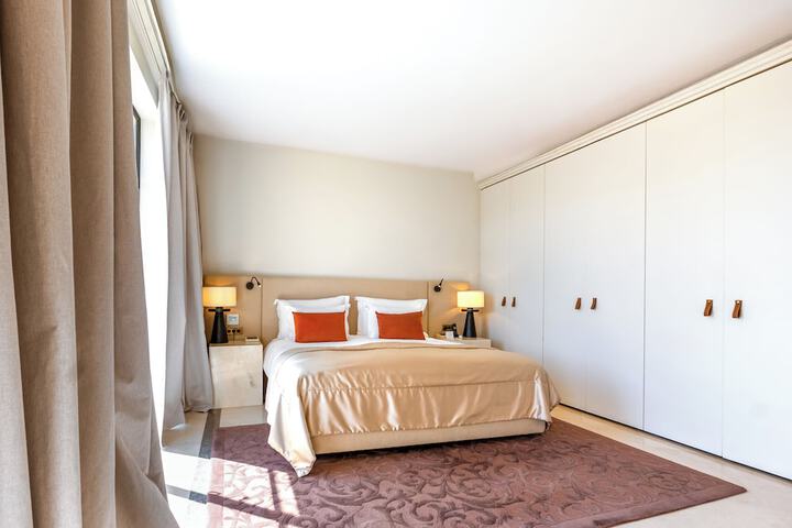 Room 35 of 152