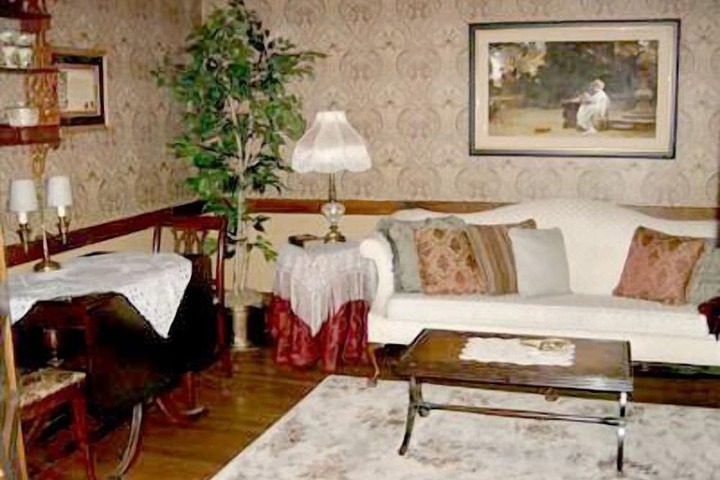 Room 6 of 8