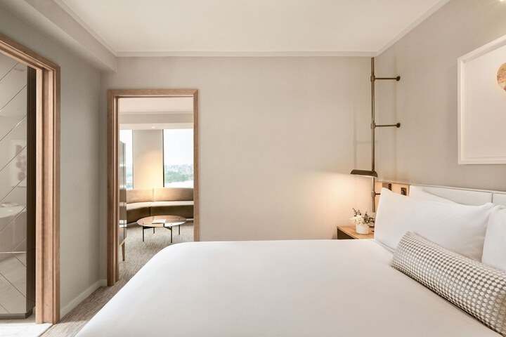 Room 27 of 122